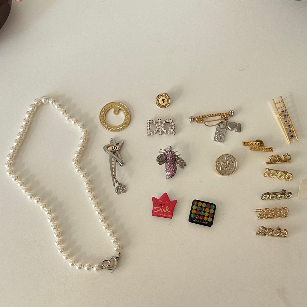 Mary Kay Simulated Pearl Necklace And Misc. Seminar, Diq Pins, Etc.